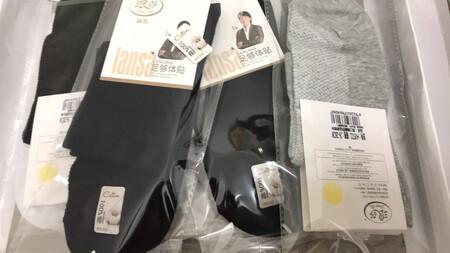 袜子是纯棉的，袜口不紧，舒适