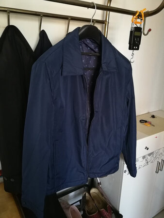 衣服收到，和描述的一样，质量相当好，性价比很高，谢谢店家提供这么好的产品。