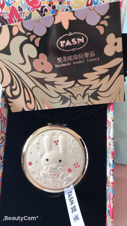 很好看，非常精致，而且沉甸甸的质量很好