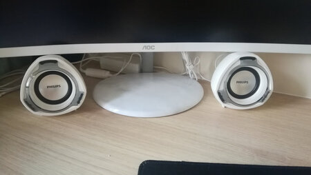 哦，别看体积小，音质非常好，放在桌面很美观。
