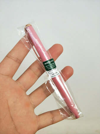 做工质感：新买的商品居然外表有刮痕。
颜值包装：包装有压痕