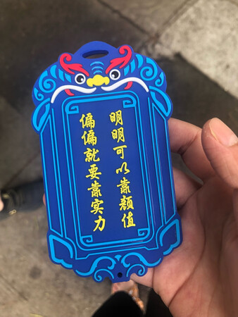 很好用，老漂亮了，干净大气，手握起来也很舒服，做工很好，我也喜欢，挺别致哈，先放个医保卡，我也是靠实力的人，哈哈，实力不允许哈哈