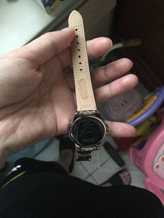表带质地比较硬，带起来不舒服。