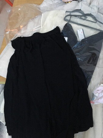面料舒服，很丝滑，有垂坠质感，挺长的，不知道会不会掉色，看内衬染的有花斑，总体比较满意吧，比在本店买的真丝的大几件的感觉好，价位也还能接受，此款裤子买了两件给老妈替换穿，她很喜欢，希望不会气球和抽丝，客服态度不错，以后就认准这家给老妈买衣服了，款式新颖时尚，就是价位稍高，多做活动吧，给老会员多些福利，我写的够一百字了吗，多给点豆啊呵呵，还有店家送的赠品吊带还不错，像莫代尔的，值几十元吧