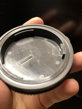 这次购物体验极差，典型的退货商品二次销售，机壳盖磨损严重 ，相机转接镜头玻璃也有明显瑕疵。差评!