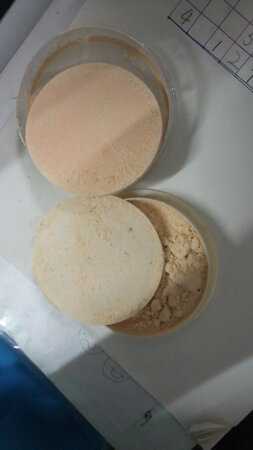 刚到就碎成这样，我买的是散块粉吗
