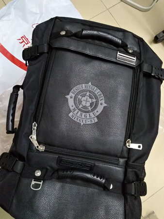 第一次买60升,结果背起来大了很多,后面联系客服换了一个中码的,45升左右,名鹿这个牌子我是第一次买,在网上看了两家这个款式的包,其中一个就是名鹿这款,最后转来转去还是选择名鹿,因为他们家的标志我觉得好看一些！这款背包整体下来确实不轻,但也不至于很重,内容可以装很多,背肩也是隐藏式的,背起来很结实,我比较瘦,所以有点磕肩膀！这次回老家一趟用上了,真的很方便,大包小包都能放很多东西,用料做工都结实耐用,如果大包里面可以再设计一个小的拉链式隐形口袋就好了,旅行用这个包非常适合,火车上都有人说这个包好看,很有范儿,就是有点厚实.......哈哈！