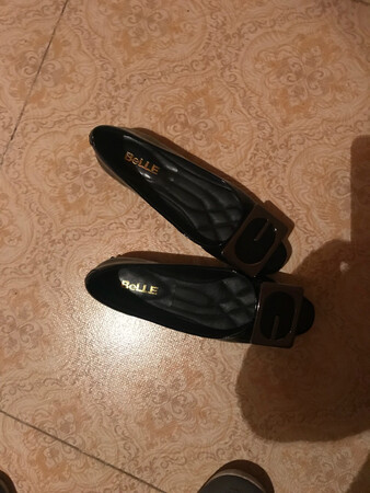 穿着挺合脚的，就是漆皮有点硬，不知道后面是否磨脚。一直信任京东。