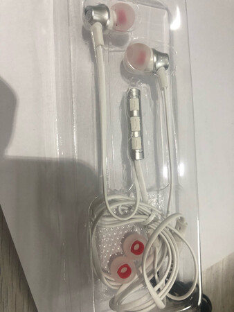 买来插电脑听歌的，几十块的质量比我想象中要好，还送了一副备用耳塞，这个比较好