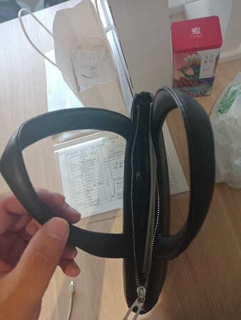 材质手感：柔软
外观颜值：喜欢黑色商务
其他特色：里边的夹层和小空间多适合装烟，钥匙等小物品，不用再翻来翻去找不到东西。空间不是很大，装两本产品手册和技术方案等还可以，装雨伞的话有点太鼓，就不好看了。做业务的人还是非常合适的。