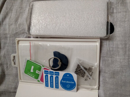 大小合适，清晰度很好，还送了手机软壳和指环扣。好评。