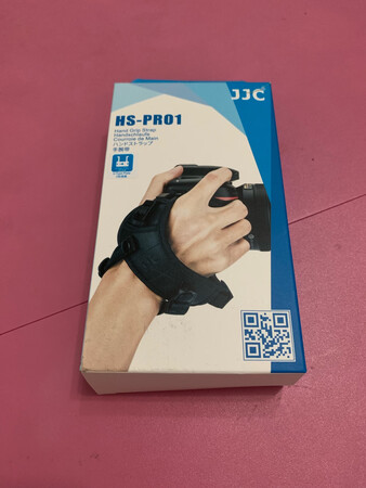 很不错，手感很舒适，绑带很结实，绕在手上相机不会掉下去。底托两侧有可旋转伸展的支架，打开后可以支撑相机不低头，可平放在桌子上，对于有遥控拍摄的相机来说用处很大。但是美中不足就是对于佳能77D来说，底托遮挡住了电池仓盖，更换电池时需要把底座卸下来，否则无法打开仓盖更换电池。