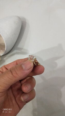 鞋上面的装饰品没几天就掉了，质量差！