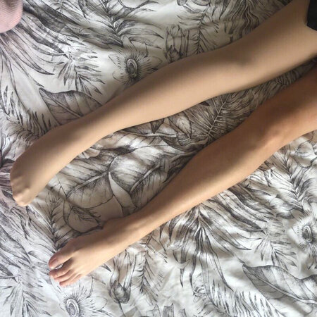 袜子是跟同事一起买的，打开包装一看很喜欢，试穿了更是让我开心，袜子不仅漂亮还不紧绷，不掉裆，不勒腰，颜色也很好，已经验证过了是正品的呢放心购买哦