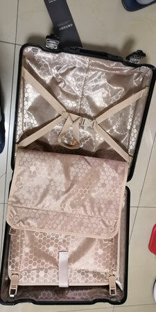 外观没的说，尺寸比想象中略大点儿，里面的隔层设计很不错，用起来很方便