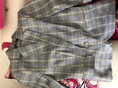 衣服很合身，质量也不错，真好这个时候穿哦
