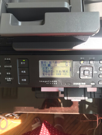 产品包装：包装严实
外形外观：黑色大众色，耐看
打印速度：我主要用来发传真，蛮快的
打印效果：清晰
操作难易：还好，我学了半天。哈哈
其他特色：一体机，比较省地方，挺好哒