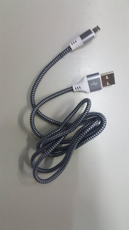 做工质感：这个做工非常漂亮  颜值没的说   看起来非常好看   颜控速度下手     
充电速度：有快充   充电速度非常快   堪比秒男   ?    和原厂充电速度差不多    
发热程度：充了一次  没发现发热显现   感觉非常好  充电快还不发热    很值得下手     一点发热现象都没有
接口类型：正常三星小接口    
其他特色：总体来说是充电速度够快   颜值够高    看样子应该也很耐用    反正我是很喜欢    相比同价位真的是非常的棒   喜欢的速度下手吧   另表扬下快递员   非常到位