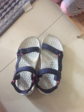 我脚肥，这个鞋真是舒服，就是脏了，超值