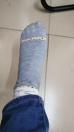 穿上去挺舒服的，是棉质的，每天可以穿不同颜色的袜子，感觉挺好的