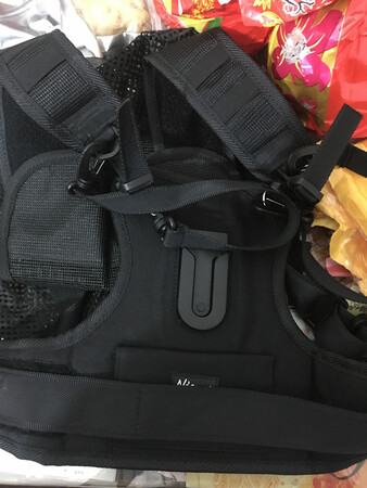 穿背衣装上佳能相机挂件，跑时越来越不掉。