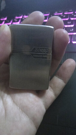 物流武汉到广州隔日到达，比较满意。
因为只是拿个来练手，所以买了这款，开合响声清脆，点火成功率较高，店主加了镭射刻字，印了自己的名字，还是比较满意的，全身拉丝，和Zippo也差不了多少，铰链感觉也是比较牢固，应该可以摔几次吧。