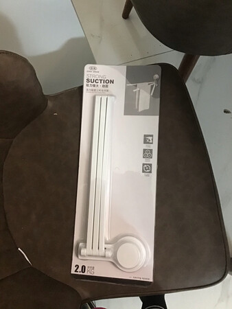 很不错的东西了，应该承重量还可以的，有1个吸盘，还有一个粘胶，应该挺好用的，还没有粘贴，拿出来使用了一下，搭个毛巾还是很烦N方便的，而且是塑料的，不会给毛巾染色等等，很方便，双十一买的快递依然迅速，当天就到了，一直没时间使用，改天好好试一试