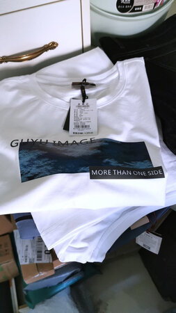 一起这家买了5件衣服加裤子，两个半袖码数整好，满意，两个衬衫一个尺码偏大了，一个拍的时候没注意拍小了，正在申请换货调码。他家衣服质量都可以，半袖93.1%棉，图案是印胶，看着挺好，不知道时间久会不会裂皮，稍微成熟稳重风格，老公穿着喜欢。老公肤色黑穿白色显白，上身效果好。