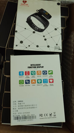 灵敏度：连接蓝牙特别快，反应很灵敏。
准确性：数据显示很准确，无论是耳机还是手环使用起来都很方便的，
操作难易：操作很简单快捷，店家客服耐心解答，效率很高，棒棒哒。
做工质量：这个价位来说，可以说是超高性价比了，质量很棒，做工细致
外形外观：外观时尚精美，非常适合年轻人佩戴
其他特色：整体来说 本次购物体验很棒，有需要的话，我会推荐给身边的同事朋友的。
发货速度和物流速度都很快，非常满意，发票也是随货一起发的，非常高效，客服小哥哥非常耐心和专业，点个赞，棒棒哒