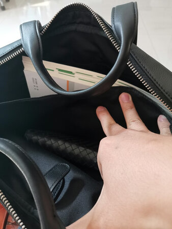 是正品行货，皮质相当柔软，质量非常非常好，没有一个线头，做工很好！