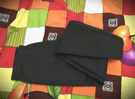保暖衣是加绒的，而且是纯棉的，衣服里外没有任何多余的线头，做工很精致，而且洗衣液清洗过没有明显褪色，材料非常不错，穿起来舒适感很好，这个冬天可以安逸过去了，?