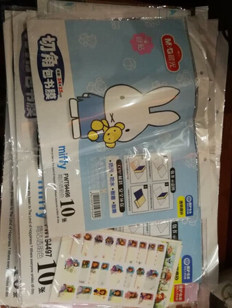 买来包一年级的课本，作业本，反正学校里面发的，都要求包