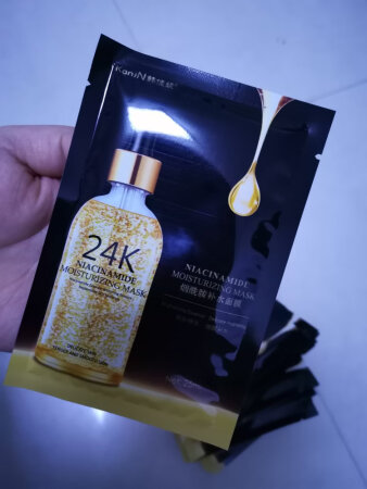 产品质感：很好。
使用感受：补水效果挺好，有一点点提亮肤色的感觉。
适合肤质：我是干皮肤，应该都合适吧。
补水效果：补水效果挺好的，我之前一直买这家店那个面膜，感觉用了很好就一直在这买了，看到这个就买了
贴合效果：很服帖。