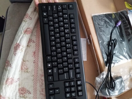 很喜欢这个品牌，经久耐用，键盘灵敏度高，敲击感好，反应快容易操作，颜值高看着大气，触摸着每一个键子都很享受光滑中带着婆娑。既是偶像派也是实力派。自从换了这个键盘，特别爱打字，无论是工作还是家用都适合。