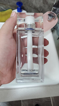 一直想买迪奥这款运动香水，专柜价格高。上次去德国在免税店里买了那款大柠檬。后来去专柜试了一下这款觉得很不错，由于没有朋友外出所以一直没买。这次双十一大促销500多的价格空前绝后了，毫不犹豫下单啦。之前看到一些差评之类的，买着真的有些不放心，苦苦的等了一周今天收到货马上试了一下才放心，是正品无疑。请大家放心的买吧。店铺我已关注，等那瓶大柠檬用完了再补上一瓶。