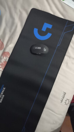 鼠标垫质量很好，没有气味，摸起来表面很光滑，底部防滑，厚度适中，带罗技G的标志很好看，值得购买