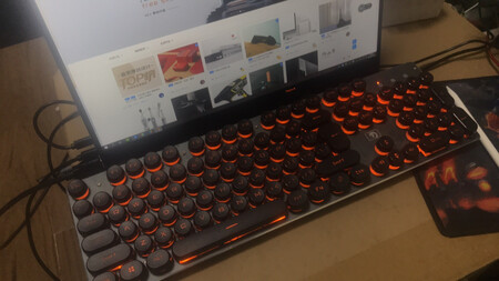 尺寸大小：分辨率全开字会特别小，可以缩放字体比例解决，，很不错的显示器，方便携带，适合赶出来在大城市工作的人。
