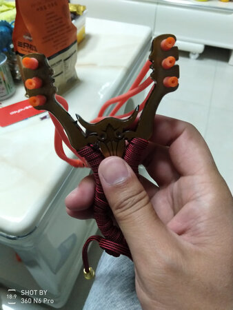产品重量：质量适中，拿手里刚刚好，非常棒
产品材质：皮筋力度很好，拉着有力度
