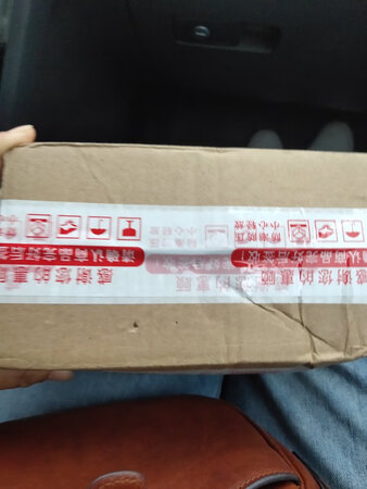 这个马贝娜的护手霜已经用了五六年了，全家人的最爱量大，味道好闻也不油腻。