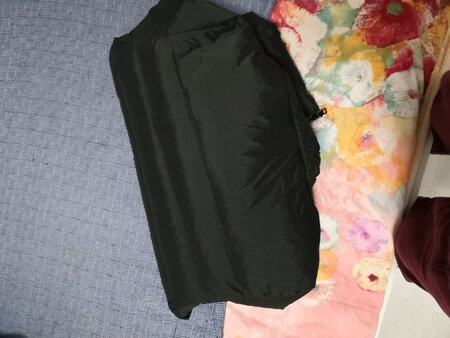 一直很喜欢这个牌子的羽绒服！到现在已经买了四件了！很喜欢羽绒服的做工，针脚严密不出绒，轻薄的其实也很有份量，不像有的牌子，轻薄却保暖效果不好！推荐大家购买杰奥羽绒服！我所有的羽绒服都是特价买的，简直是物超所值！自从大学期间在北京看到了它的工厂店，现如今回家乡工作了，我依然一如既往地支持鸡蛋！亲民的羽绒服！