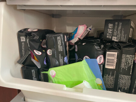一直在用高洁丝的卫生巾，澳洲纯棉这款无限回购。他比液体卫生巾更加贴合内裤，适合量少的女孩子。彩虹色的包装非常少女心。夜用，日用，超长夜用每包的数量恰到好处，一个周期用一包即可。
臻选系列有三个特点：1、采用了100%澳洲阳光棉，纯粹呵护；2、零刺激，超细腻棉花纤维，温柔的触碰肌肤；3、零触感：极薄0.08cm挑战薄感极限。