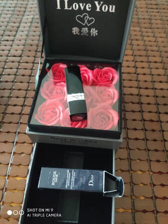 物流很快。包装很漂亮，情人节卖来送老婆的。老婆很喜欢，无色差
