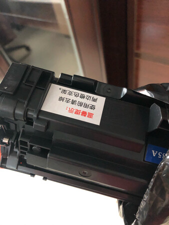 打印出来非常的好！还会再回购！很满意！刚开始以为安装难，没想到一下子就安上了，推荐给大家，便宜又实用！包装正规，挺好的，看评论一下子买了四五个，还有墨粉不够再加。打印机比较老硒鼓找个比较久，最后选了这个