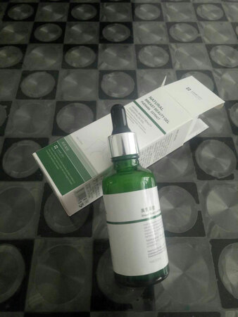 之前买过别的丰胸产品，一点也不好用，我刚刚打开试了一下配合着按摩手法 ，用完皮肤热热的滑滑的，完全吸收进去感觉一点也不油腻，很好用。