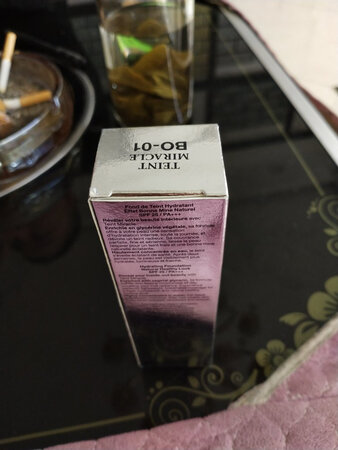 收到货盒子没封住联系客户说厂里来就这样的，虽然说收到货是假的可以退但是找了半天没有找到可以证明是兰蔻正品，在说产品质量300多说真的和我买一百多没什么区别，早上用了下午就掉了些妆，不知道颜色没选对还是怎么的一点都不提亮肤色，用了才觉得不咋样又不能退，将就用吧，下次不会在买，