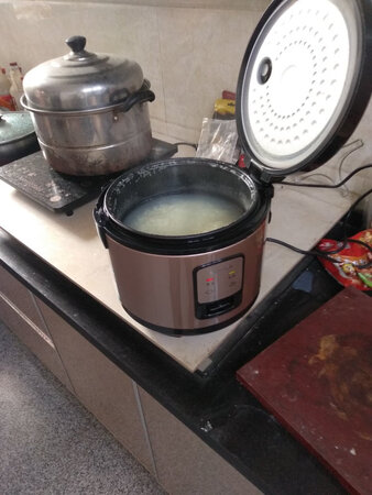电饭煲煮饭好吃，比电磁炉煮饭香，就是熬粥要打开盖子，蒸米可以盖盖，送给老妈的