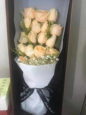 订的鲜花已经到，非常准时，鲜花很漂亮，她很喜欢