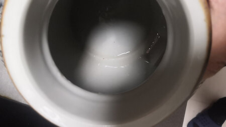 做工粗糙，内壁不光滑很多黑点杂质，酒提子粗造，带的锁直接就是坏的，果然买了个瓷器，没一点重量感，一根手指就可以提起，还没我买的花盆做工细。