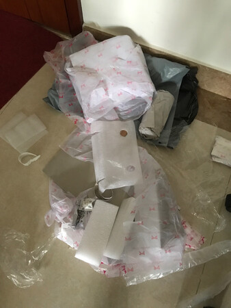 包包材料比较硬，空间不大，基本上放部手机，小钱包，小纸巾就没位置了。包装也很简陋。