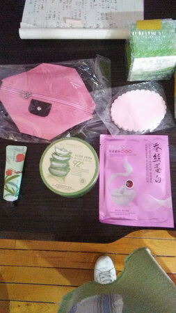快递很快。商家很有心，送了不少的东西。感谢商家。辛苦啦！